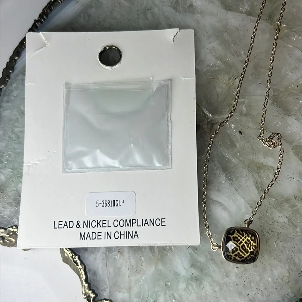 Leopard Print Pendant Necklace NWT Stackable Necklace - Picture 3 of 4